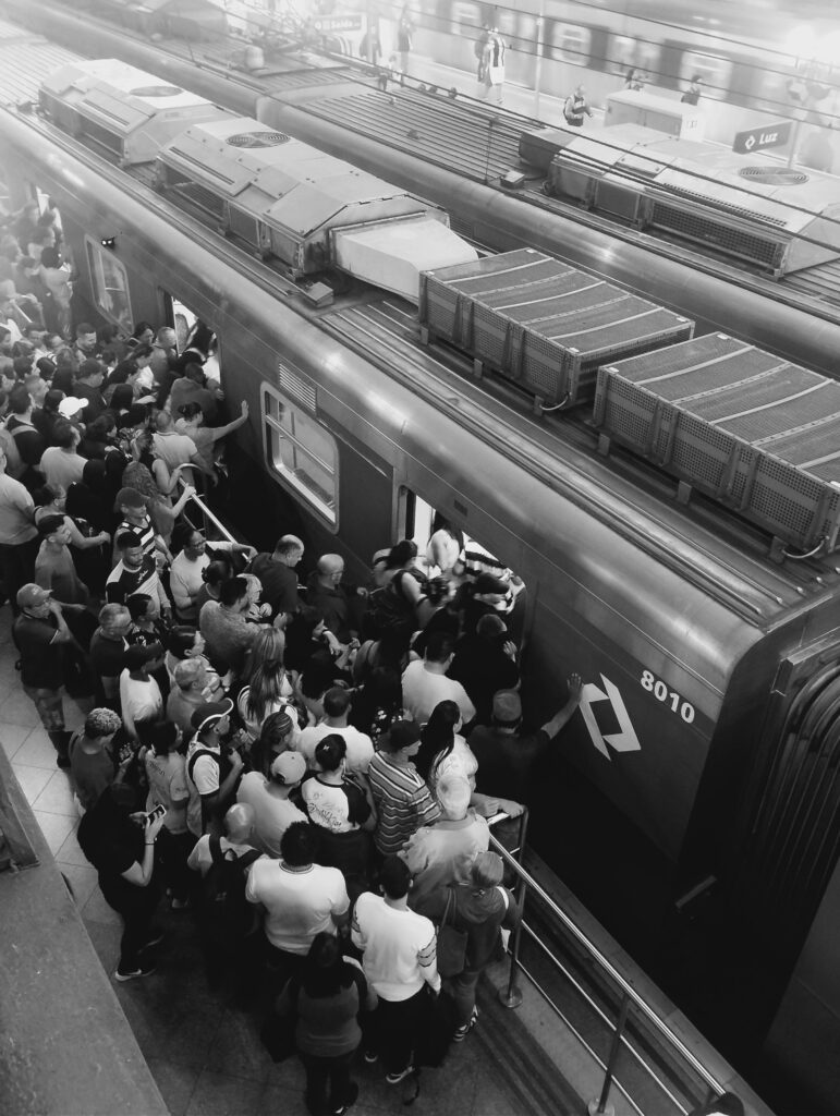 Black and white photo of a crowded train platform in São Paulo, Brazil.