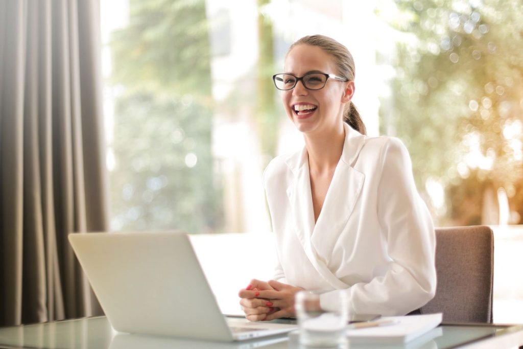 Como procurar a vaga ideal 4 Profissional sorridente pesquisando a vaga ideal no notebook