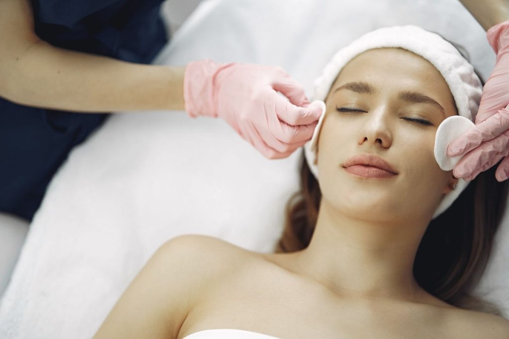 A Mais Laser está com diversas vagas abertas em Piracicaba 8 Profissional de estética realizando tratamento facial em cliente — vagas Mais Laser Piracicaba